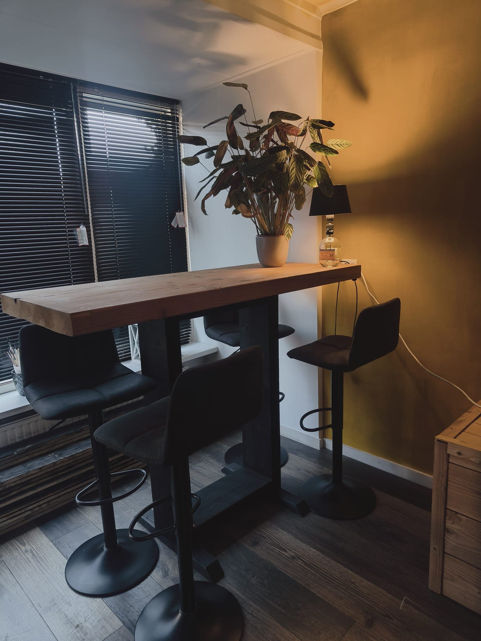 Bartafel van Douglas hout met zwart onderstel