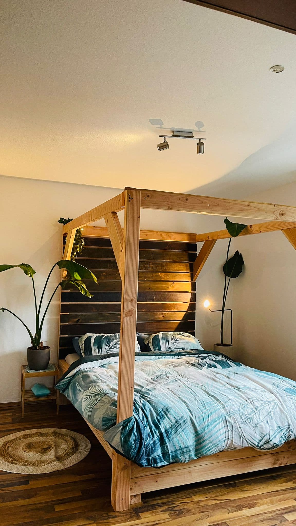 Douglas maatwerkproject in een slaapkamer