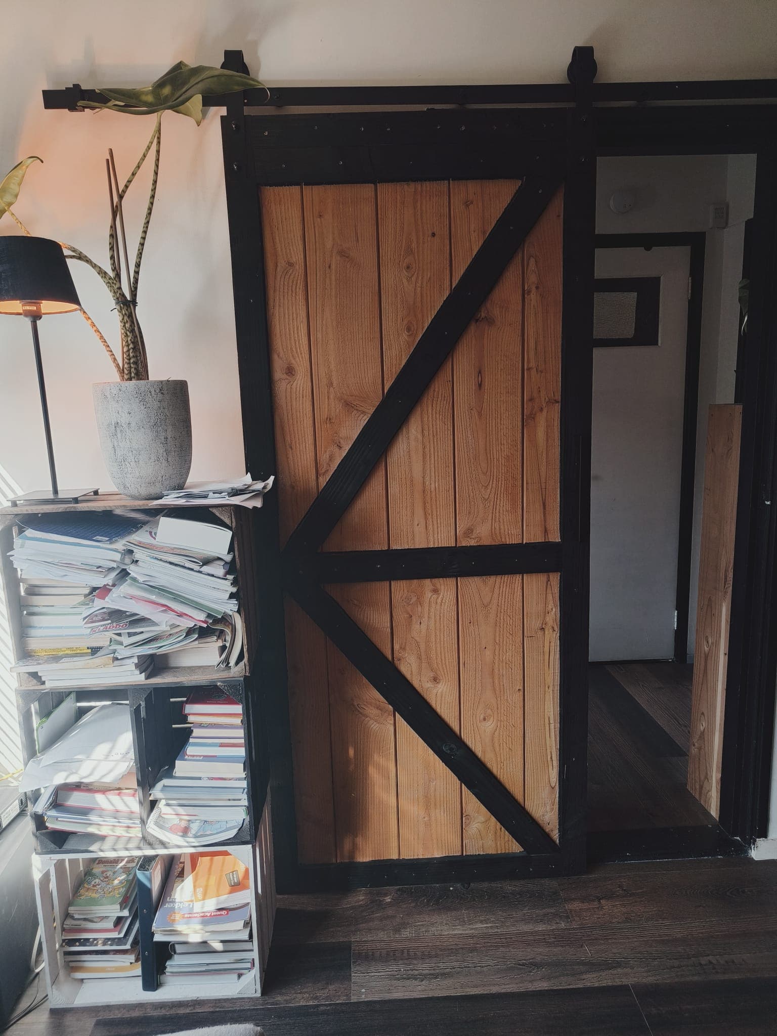 Schuifdeur half open in een interieur